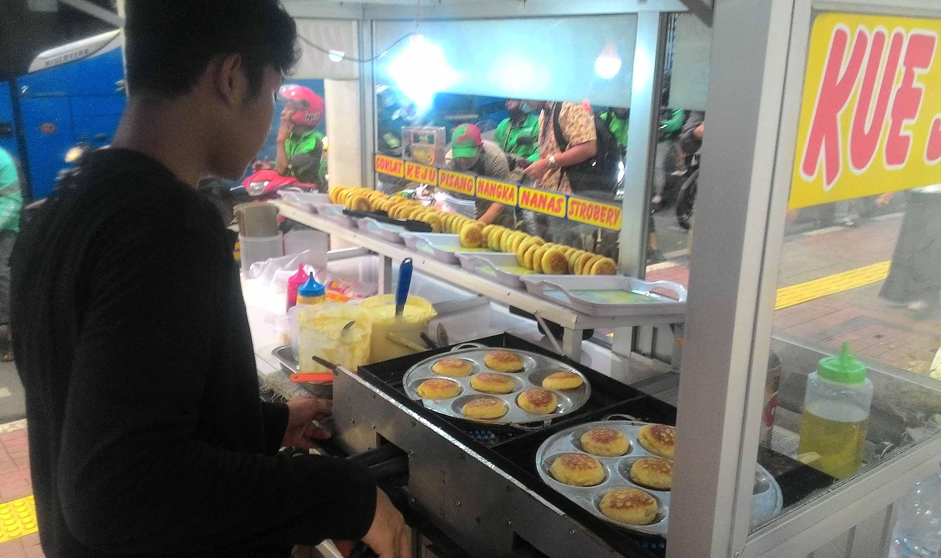 Authentic Kamir: Round Apem-like Cake from East Java